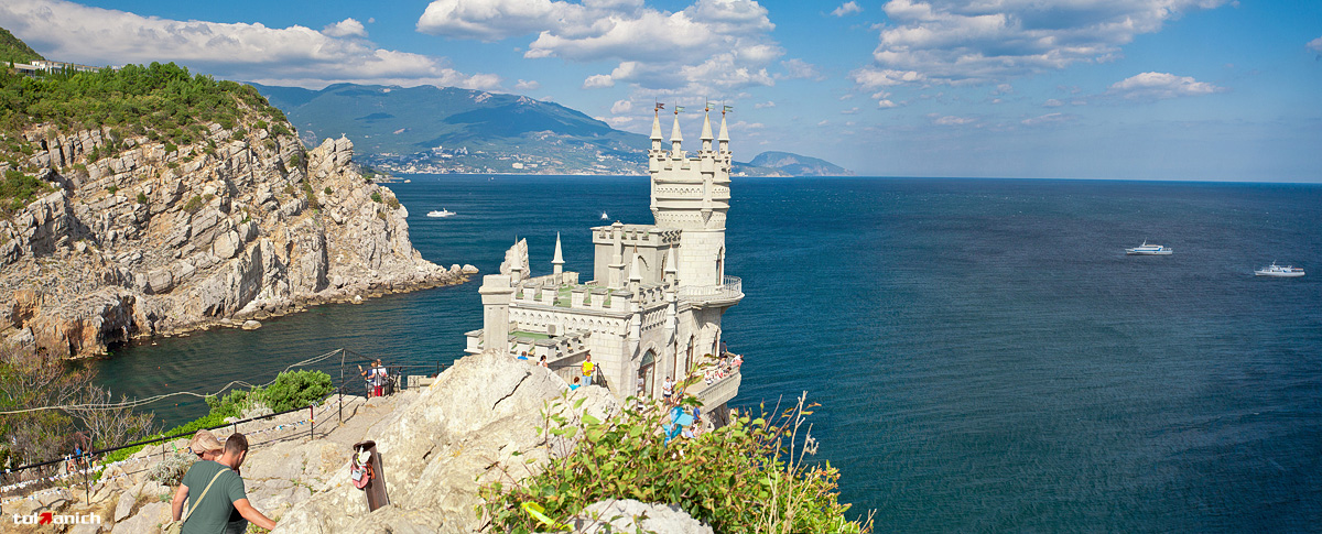 Взятие ласточкино. Берег черного моря Ласточкино гнездо. Черное море Крым Ласточкино гнездо. Ласточкино гнездо ступеньки. Ласточкино гнездо со стороны моря.