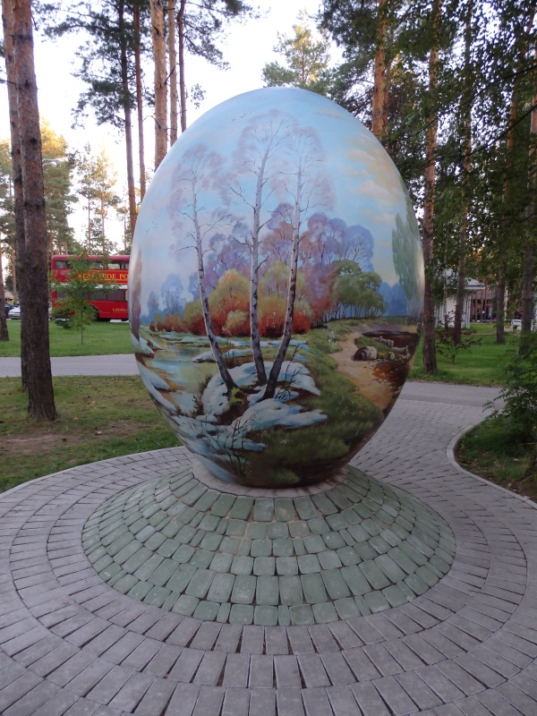 Огромное яйцо с картиной русской зимы
