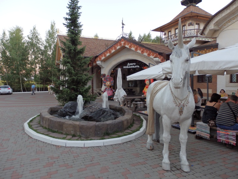 Единорог перед рестораном